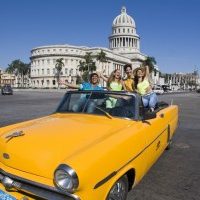 Alter-Ami-Straßenkreuzer-in-Cuba-300×200