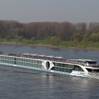 Amelia-das-Schwesterschiff-von-MS-Alina-fährt-ebenso-wie-die-Schwester-exklusiv-für-den-Bonner-Reiseveranstalter-Phoenix-Reisen.-Foto-Oliver-Asmussen-300×200