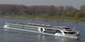 Amelia-das-Schwesterschiff-von-MS-Alina-fährt-ebenso-wie-die-Schwester-exklusiv-für-den-Bonner-Reiseveranstalter-Phoenix-Reisen.-Foto-Oliver-Asmussen-300×200