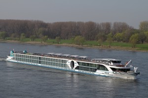 Amelia-das-Schwesterschiff-von-MS-Alina-fährt-ebenso-wie-die-Schwester-exklusiv-für-den-Bonner-Reiseveranstalter-Phoenix-Reisen.-Foto-Oliver-Asmussen-300×200