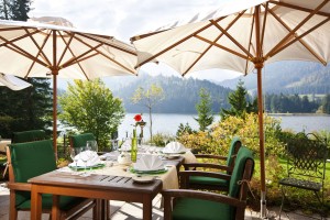 Arabella-Alpenhotel-am-Spitzingsee-Restaurant-Terrasse-Hier-lässst-es-sich-gesund-schlemmen-300×200