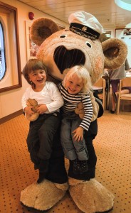 Auf-den-Familienkreuzfahrten-von-Hapag-Lloyd-Kreuzfahrten-erleben-die-kleinen-Kreuzfahrer-Abenteuer-mit-dem-Maskottchen-Käpten-Knopf-Foto-Hapag-Lloyd-Kreuzfahrten-184×300