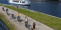 Berlin_radeln_an_der_Spree_im_Regierungsviertel_10x15cm300dpi_Nachweis_Berlin_on_Bike-199×300