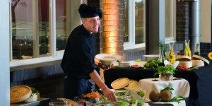 Brunchen-in-Berlin-im-Restaurant-Hof-zwei-des-Mövenpick-Hotel-Berlin-unterm-Cabrio-Glasdach-Copyright-Mövenpick-Hotels-Resorts-300×199