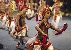 Buntes-Treiben-auf-Sri-Lanka-–-Kandy-Perahera-Foto-FTI-300×212