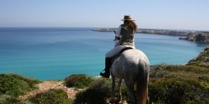 Der-Weg-der-Pferde-führt-einmal-um-die-Insel-Menorca-300×200