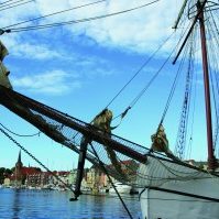 Die-Flying-Dutchman-wartet-im-Hafen-300×199