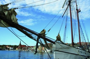Die-Flying-Dutchman-wartet-im-Hafen-300×199