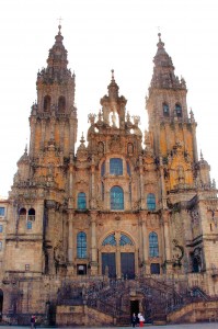 Die-Kathedrale-von-Santiago-de-Compostela-Bedeutender-Wallfahrtsort-und-eines-der-Ziele-auf-dem-Kreuzflug-Jakobsweg-199×3001