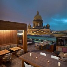 Die-Nacht-wird-zum-Tag-Weiße-Nächte-im-W-St.-Petersburg-Foto-W-Hotels-220×300