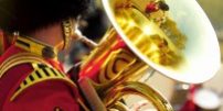 Die-Parade-zum-Thronjubiläum-der-Queen-wird-von-Musik-Feuerwerk-und-einer-riesigen-Party-begleitet-Foto-TUI-203×300