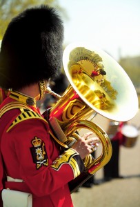 Die-Parade-zum-Thronjubiläum-der-Queen-wird-von-Musik-Feuerwerk-und-einer-riesigen-Party-begleitet-Foto-TUI-203×300