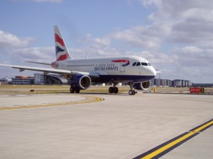 Ein-Airbus-A318-auf-der-Startbahn-in-London-Foto-British-Airways-PR-300×225