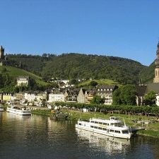 Erlebnissuchende-Paare-finden-in-dem-Reisepaket-Moselerlebniswochenende-ein-abwechslungsreiches-Programm-Foto-TUI-300×225