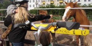 Familie-Kinder-am-Pferdezaun-Nachweis-Berlin-on-Bike-300×2251