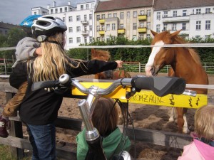 Familie-Kinder-am-Pferdezaun-Nachweis-Berlin-on-Bike-300×2251