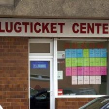 Flugticket-Center-Foto-wikimedia-Merker-Berlin-300×2251