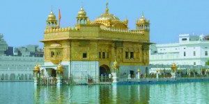 Goldener_Tempel_Amritsar-300×1991