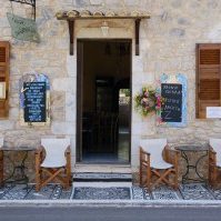 Griechische-Gemütlichkeit-in-einem-Café-am-Peloponnes-300×199