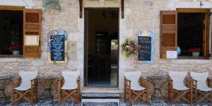 Griechische-Gemütlichkeit-in-einem-Café-am-Peloponnes-300×199