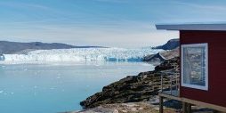 Grönländischer-Hüttenzauber-am-Gletscher-In-Camp-Eqi-300×127