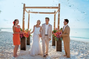 Heiraten-am-Traumstrand-Bildquelle-Sandals-Resorts-International-SRI-300×2001
