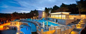 Hotelanlage-Vespera-bei-Nacht-Foto-MK-300×1201