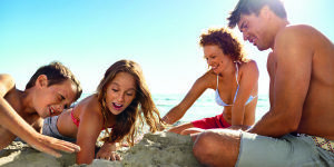 ITS_Familie-am-Strand-300×224