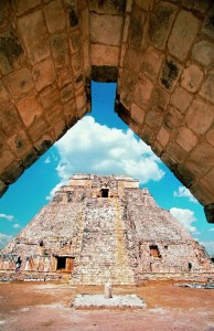 Imposantes-Zeugnis-der-Maya-–-die-Tempelanlagen-von-Uxmal-Foto-DERTOUR-194×300