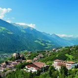 Kultureller-Sommergenuss-im-Meraner-Land-Hohenwart_Panoramablick1-300×1581