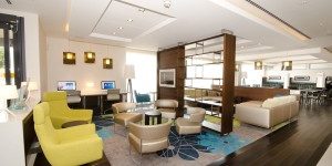 Lobby_des_Courtyard_Aberdeen_Airport_Hotel-300×198