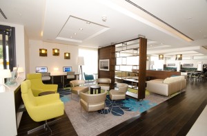 Lobby_des_Courtyard_Aberdeen_Airport_Hotel-300×198