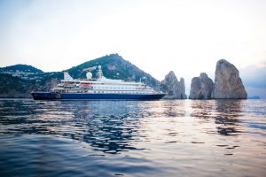 Mit-SeaDream-unterwegs-zu-den-schönsten-Plätzen-im-Mittelmeer-©-SeaDream-Yacht-Club-300×200