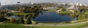 München-Olympiapark-Foto-Wikimedia-Lukas-Hron-300×95