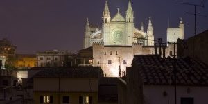 Nach-der-Sightseeing-Tour-mit-dem-Segway-von-der-Dachterrasse-des-Hotel-TRES-Palma-aus-der-Vogelperspektive-erleben-Blick-auf-die-Kathedrale-La-Seu-inklusive-300×2001
