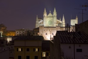 Nach-der-Sightseeing-Tour-mit-dem-Segway-von-der-Dachterrasse-des-Hotel-TRES-Palma-aus-der-Vogelperspektive-erleben-Blick-auf-die-Kathedrale-La-Seu-inklusive-300×2001