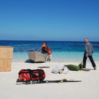 Nur-das-Notwendigste-kommt-mit-auf-die-Insel-300×2001