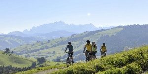 OST_2014-02-25_Auf_der_Konigroute_im_Hintergrund_das_Appenzellerland_mit_Santis_15x10cm_300dpi_Nachweis_Ostschweiz_Tourismus-300×199