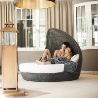 Paerchen_auf_Liebesliege__Alpenschloessl_Linderhof_klein-199×300