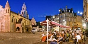 Poitiers-bei-Nacht_visionneuse_cat-300×1652