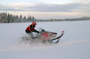 Private-Motorschlittentour-für-Individualisten-in-Schwedisch-Lappland-Foto-nordic-holidays-300×199