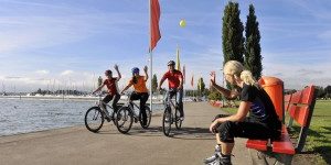 Radler_und_Skaterin_in_Arbon_300dpi_10x15cm_Nachweis_Thurgau_Tourismus-300×1991