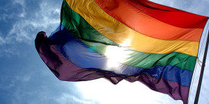 Rainbow_flag_and_blue_skies-Foto-wikipedia-Ludovic-Bertron-from-New-York-City-USA-300×199