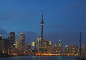 Toronto-Skyline-bei-Nacht-Bildnachweis-Wladislav1-300×2101