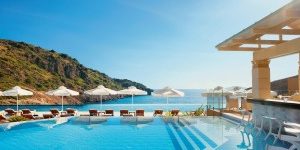 Traumhafter-Blick-auf-die-hoteleigene-Bucht-Daios-Cove-Luxury-Resorts-auf-Kreta-Foto-Jahn-Reisen-300×200