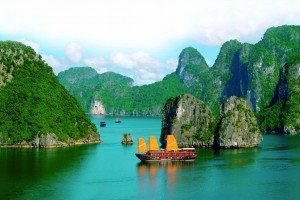 Vietnam-–-im-Land-der-tanzenden-Dschunken-Halong-Bucht-300×200