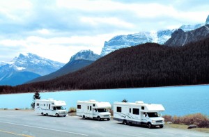 Wohnmobile-von-Westcoast-Mountain-Campers-am-Bow-Lake-300×197