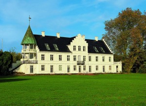 dansommer-Bjornemose-Gods-auf-der-Insel-Fünen-E1300A-300×2171