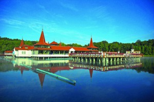 img_16118_der_hevizer_see_mit_blick_auf_heilbad_am_tag-300×199