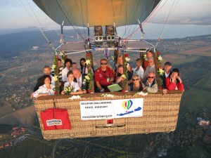 img_17896_hochzeitsgesellschaft_im_hei-300×225